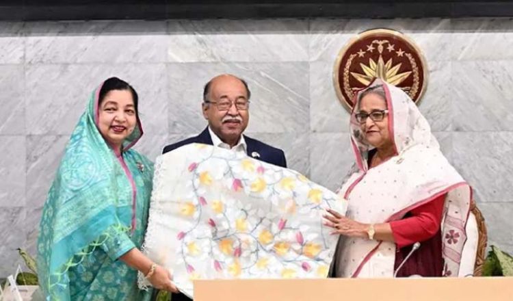 প্রধানমন্ত্রীর হাতে টাঙ্গাইল শাড়ির জিআই সনদ